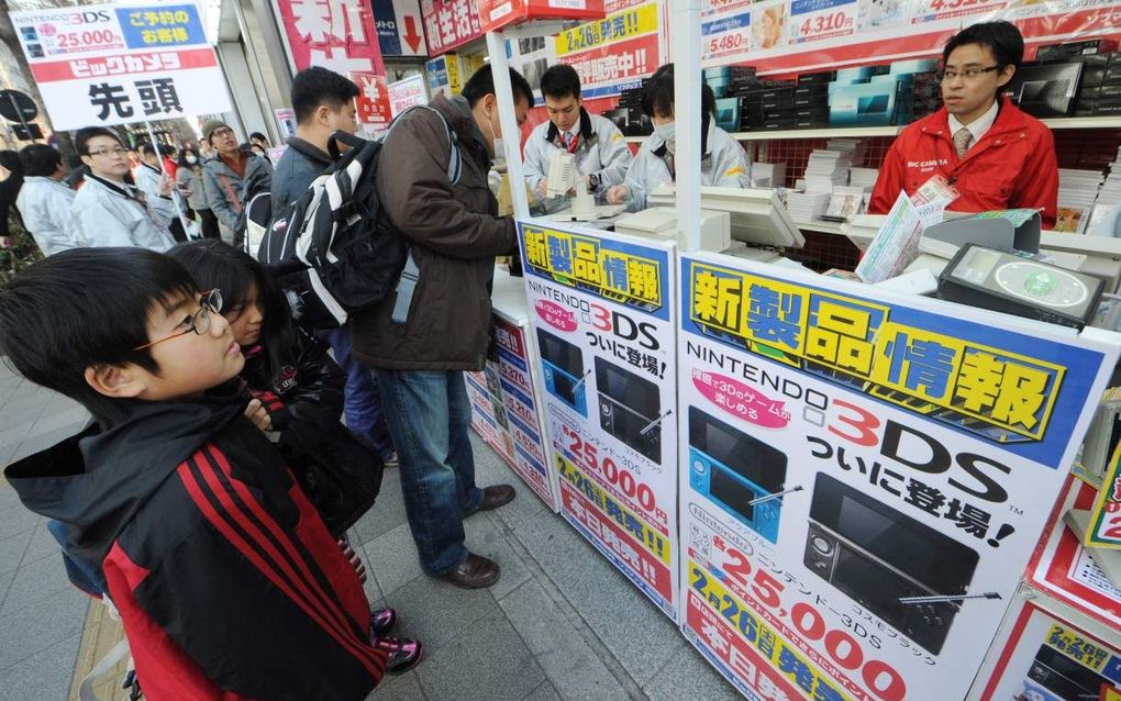 Belangstelling voor de nieuwe spelcomputer van Nintendo in Japan. Foto EPA