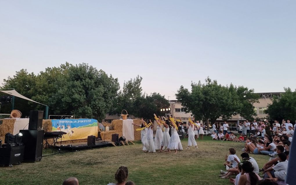 Viering van het oogstfeest Sjavoeot in Afik. beeld Jeannette Gabay-Schoonderwoerd