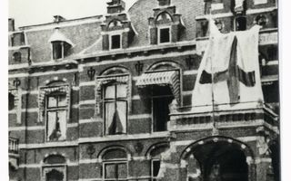 Het Sint Elisabeths Gasthuis tijdens de Slag om Arnhem in 1944. beeld Airborne Museum