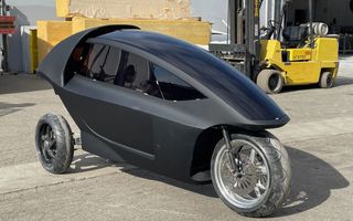 Overdekte driewielige motor.