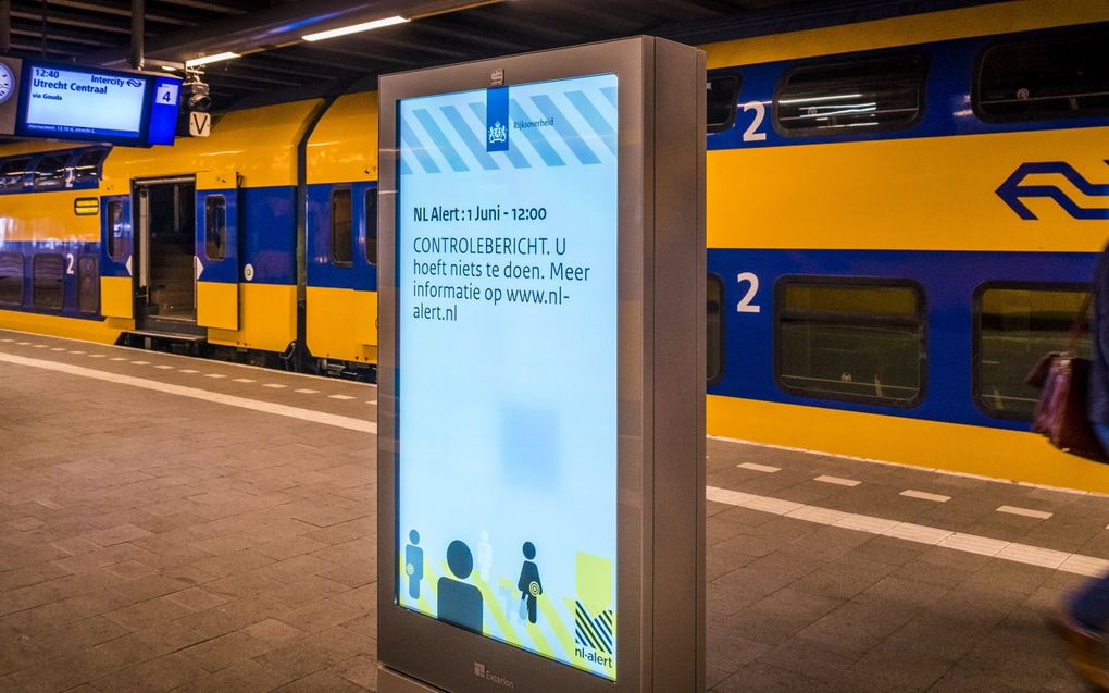 Een bericht van NL-Alert op een digitale reclamezuil op station Den Haag Centraal. beeld ANP, LEX VAN LIESHOUT