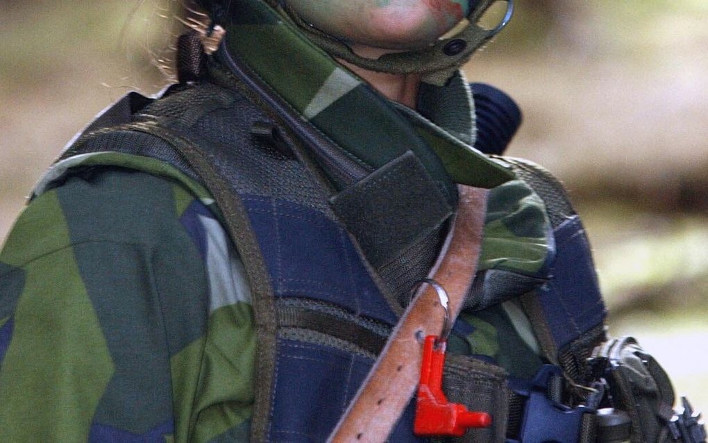 Jonge vrouw in militair uniform en met geschminkt gezicht.