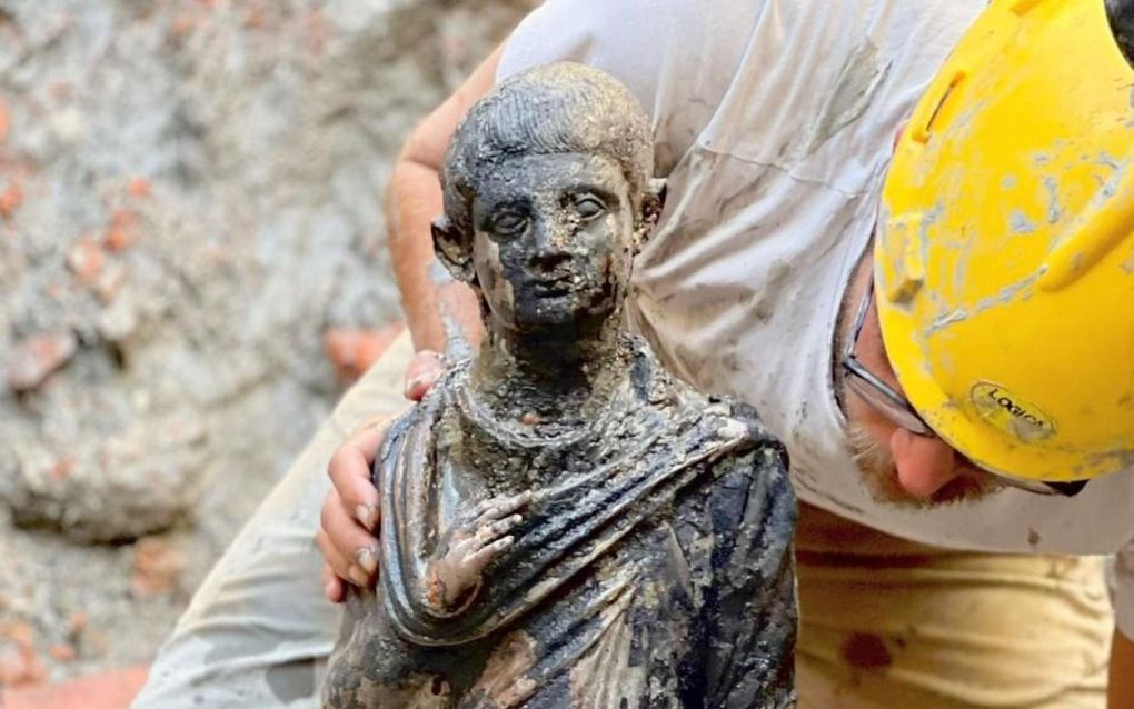 Eén van de gevonden beelden in San Casciano dei Bagni. beeld EPA, Italiaanse ministerie van Cultuur