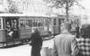 Een tram vol Joden, bewaakt door Duitse militairen, onderweg van de Hollandsche Schouwburg naar het Muiderpoortstation in Amsterdam. Daar wachtte de trein naar Kamp Westerbork. beeld Verzetsmuseum Amsterdam