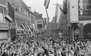 Mensen juichen bij de bevrijding van Amersfoort. Foto is gemaakt in de Langestraat, waar veel Joden woonden voor de oorlog. beeld Nationaal Archief