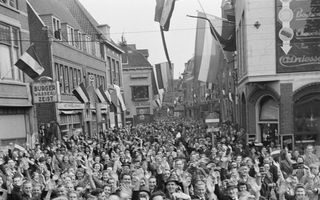 Mensen juichen bij de bevrijding van Amersfoort. Foto is gemaakt in de Langestraat, waar veel Joden woonden voor de oorlog. beeld Nationaal Archief