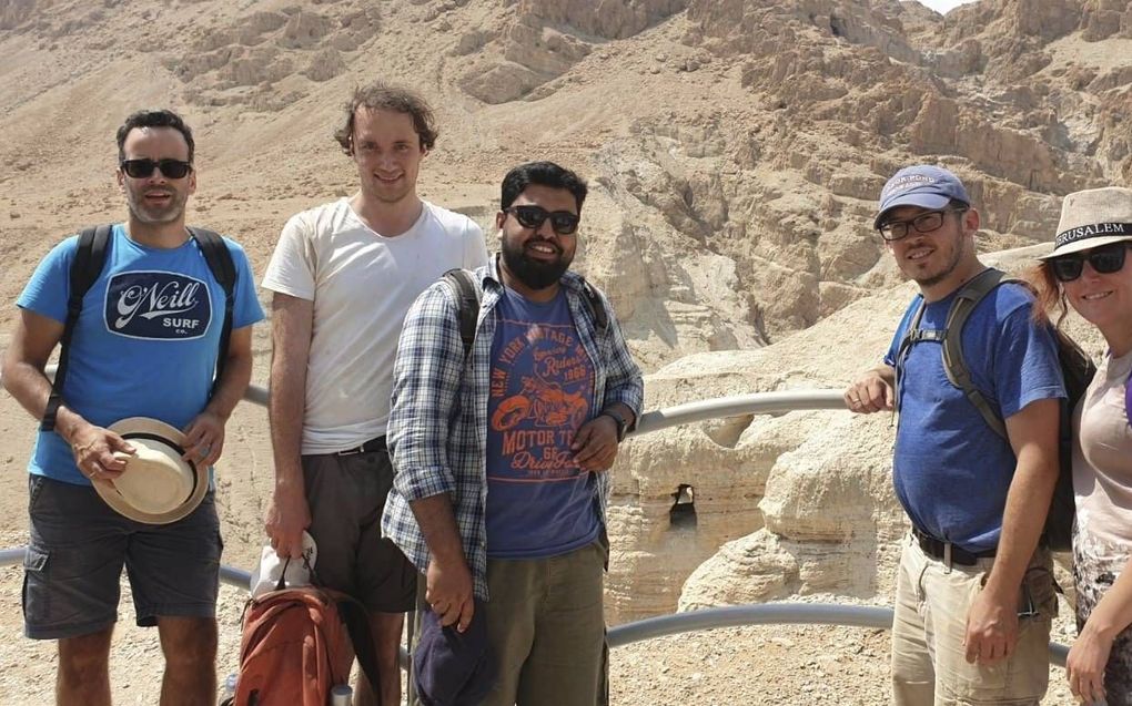 Een internationaal onderzoeksteam van de Dode Zeerollen voor een van de grotten in Qumran. V.l.n.r.: Mladen Popović, Poyhan Aksu, Maruf Dhali, Drew Longacre en Gemma Hayes. beeld Mladen Popović