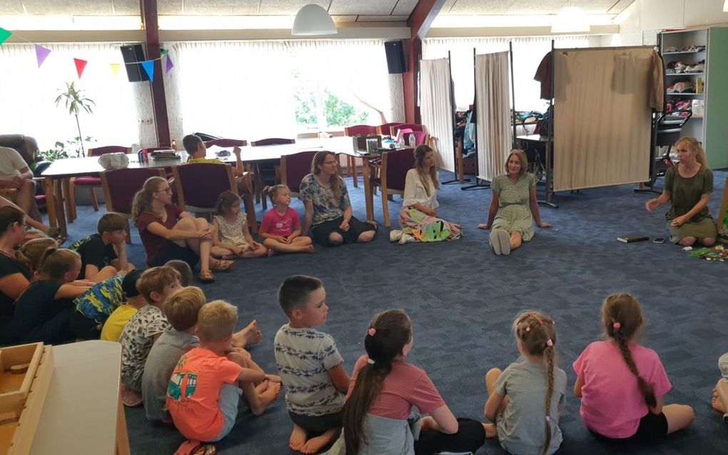 In Dirksland bezoeken wekelijks vijftien tot twintig Oekraïense kinderen een Bijbelclub. beeld Hannah den Otter