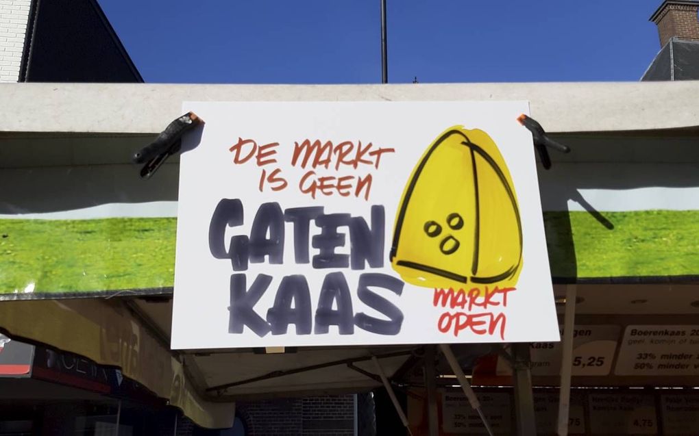 Een bord met protest tegen het verbod van non-foodartikelen. Op veel warenmarkten zijn verschillende standplaatsen momenteel leeg. beeld Ben Lensink