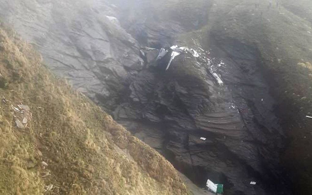 Brokstukken van het toestel zijn te zien op een foto van het Nepalese leger. beeld EPA, LT. MANGAL SHRESTHA