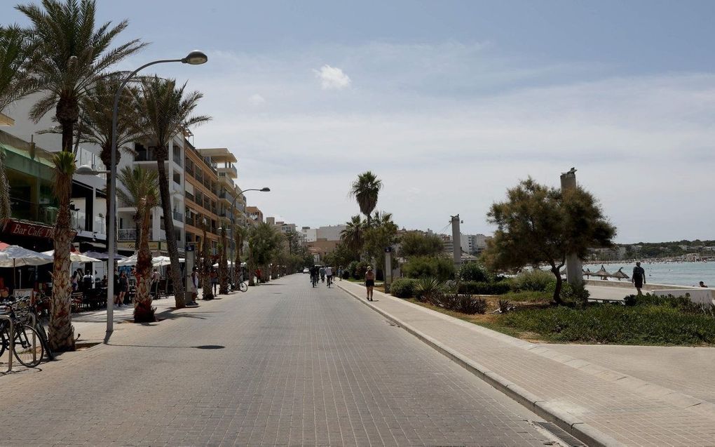 Zendingsorganisatie Beach Mission evangeliseert sinds 2015 onder jongeren in uitgaansgebieden. Op de foto: de boulevard in de badplaats El Arenal op Mallorca. beeld ANP, Ballesteros