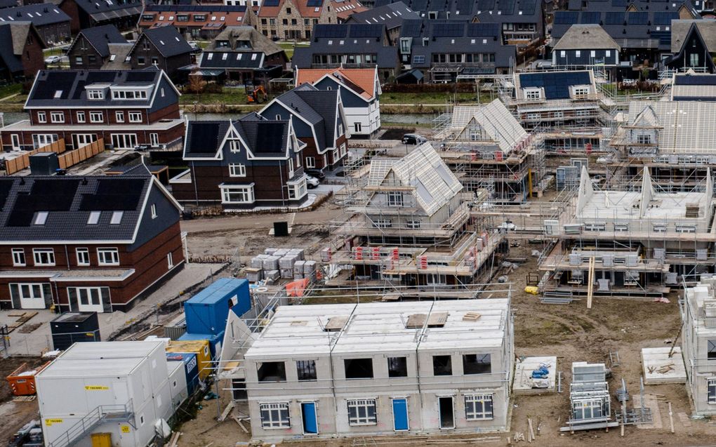 Om het enorme tekort aan woningen op te lossen presenteerde minister Mona Keijzer van Volkshuisvesting donderdag de Wet versterking regie volkshuisvesting. Foto: Nieuwe woningen in aanbouw in een woonwijk in Hoef en Haag, een dorp naast Vianen in de provincie Utrecht. beeld ANP, Sem van der Wal