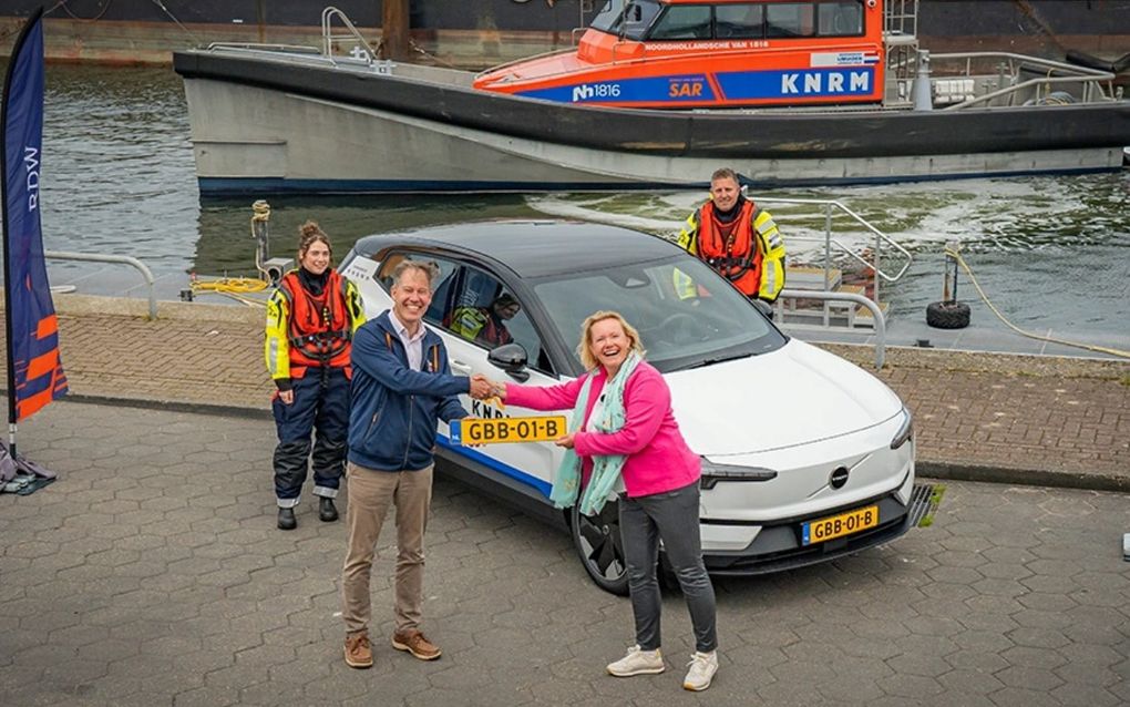 De Volvo EX30 van de KNRM met de eerste nummerplaat van de nieuwe serie. beeld KNRM