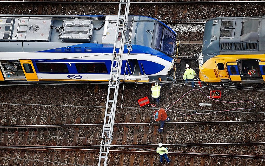 Een stoptrein en een intercity reden zaterdag 21 april frontaal op elkaar bij het Amsterdamse Westerpark.  Foto ANP