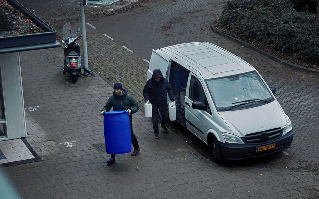 Mannen die grote vaten uit een anoniem busje een appartementencomplex in sjouwen, zijn een aanwijzing dat er mogelijk een drugslab is gehuisvest. beeld houdmisdaaduitjebuurt.nl