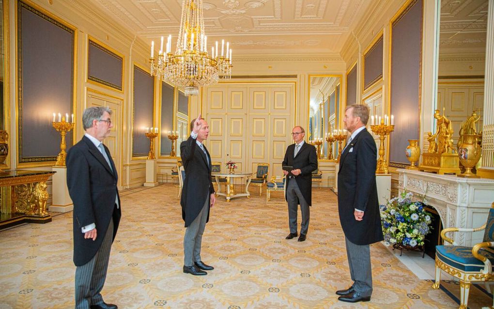 DEN HAAG - Koning Willem-Alexander heeft vanochtend op paleis Noordeinde Meneer Salomons en dhr. van der Staaij beëdigd bij de Raad van State. beeld ANP, Hollandse Hoogte, Wesley de Wit