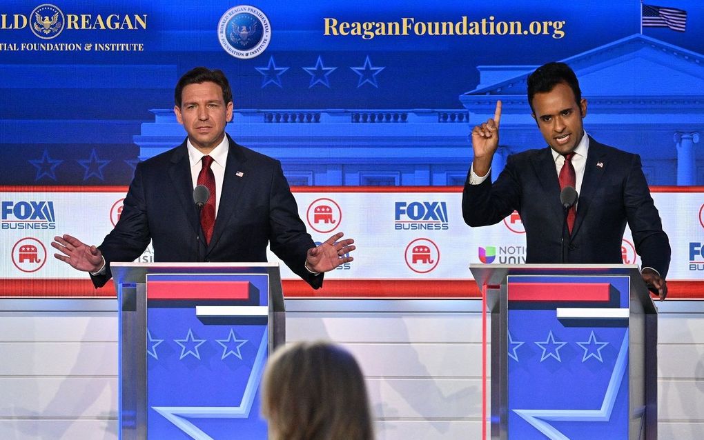 Presidentskandidaten Ron DeSantis (l.) en Vivek Ramaswamy tijdens het debat, woensdagavond. beeld AFP, Robyn Beck