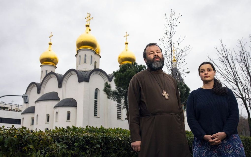 Priester Andrey Kordochkin en zijn vrouw Alexandra voor de Russisch-orthodoxe basiliek in Madrid. beeld Jesus G. Feria, La Razon