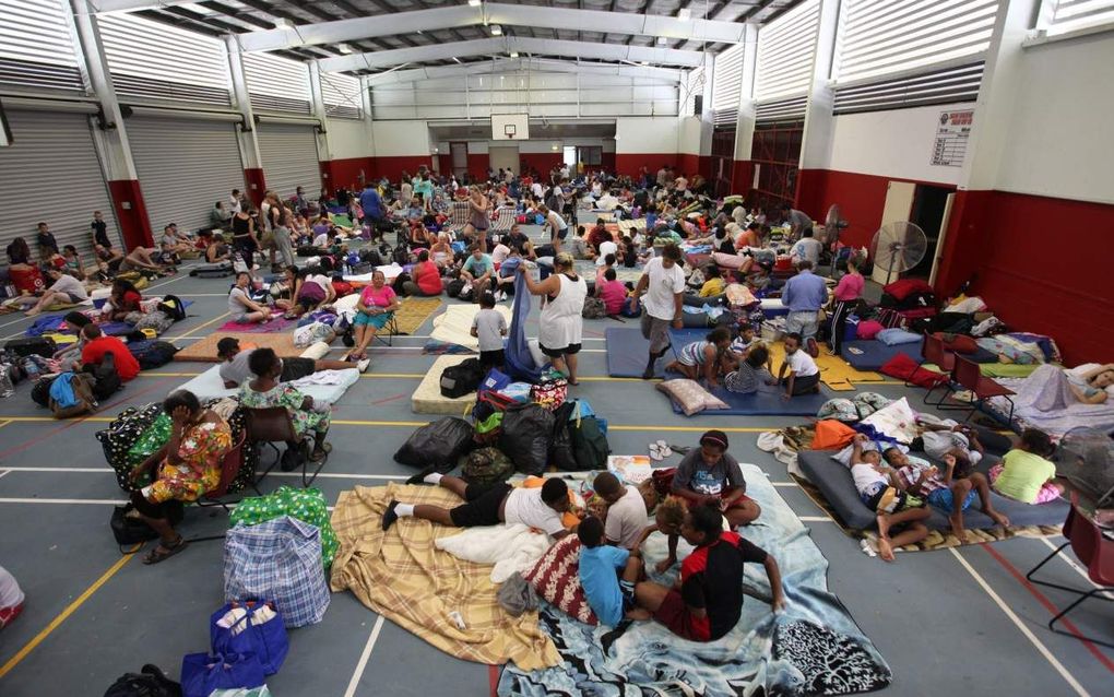 Evacuees in een sportcomplex in Cairns, noordoost Australië. Foto EPA