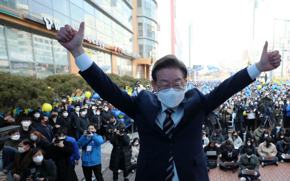 Lee Jae-myung, de presidentskandidaat van de regerende Democratische Partij, werd dinsdag enthousiast onthaald in Incheon, Zuid-Korea. beeld EPA