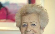 Mala Shlafer reciteert op haar 93e in haar appartement in Amstelveen nog moeiteloos het gedicht ”Liever dier dan mens”.   beeld Wendy van Bree
