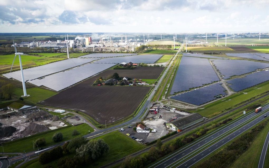 Shell heeft dinsdag zijn grootste zonnepark in Europa geopend in een polder bij Terneuzen, heeft het concern bekendgemaakt. Het park bestaat uit meer dan 128.000 zonnepanelen en kan 71,1 megawatt stroom produceren. Het zonnepark geeft een „flinke impuls” voor het halen van de klimaatdoelen in Zeeland, stelt Shell. Het zonnepark helpt onder meer de industrie te verduurzamen. De stroom die in het zonnepark wordt opgewekt, gaat bijvoorbeeld naar kunstmestfabrikant Yara Sluiskil. Die fabriek is volgens milieuorganisaties een van de grootste uitstoters van broeikasgassen in Nederland en moet komende jaren flink verduurzamen. Het zonnepark bij Terneuzen is echter niet het grootste van heel Europa, dat staat namelijk in Spanje. beeld ANP, Jeroen Jumelet