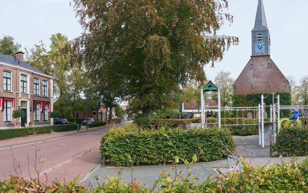 Rechts de kerk, links de voormalige pastorie. beeld Sjaak Verboom