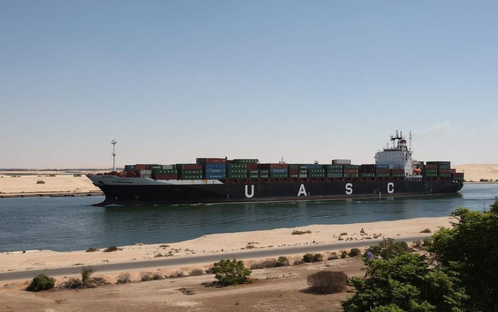 Containerschip in het Suezkanaal. Foto EPA