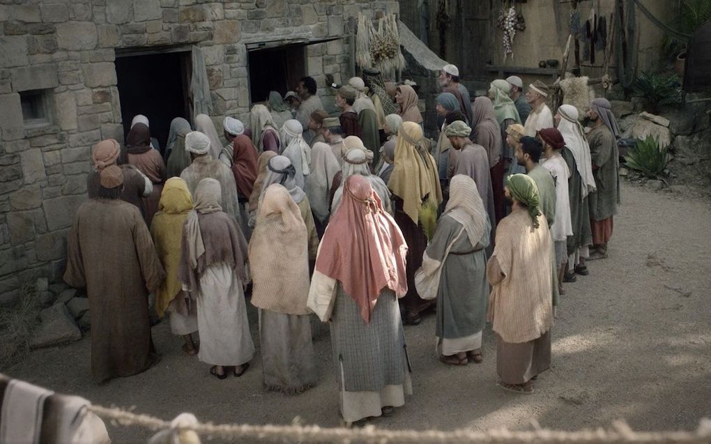 Een menigte mensen luistert naar de rondreizende Rabbi. beeld The Chosen