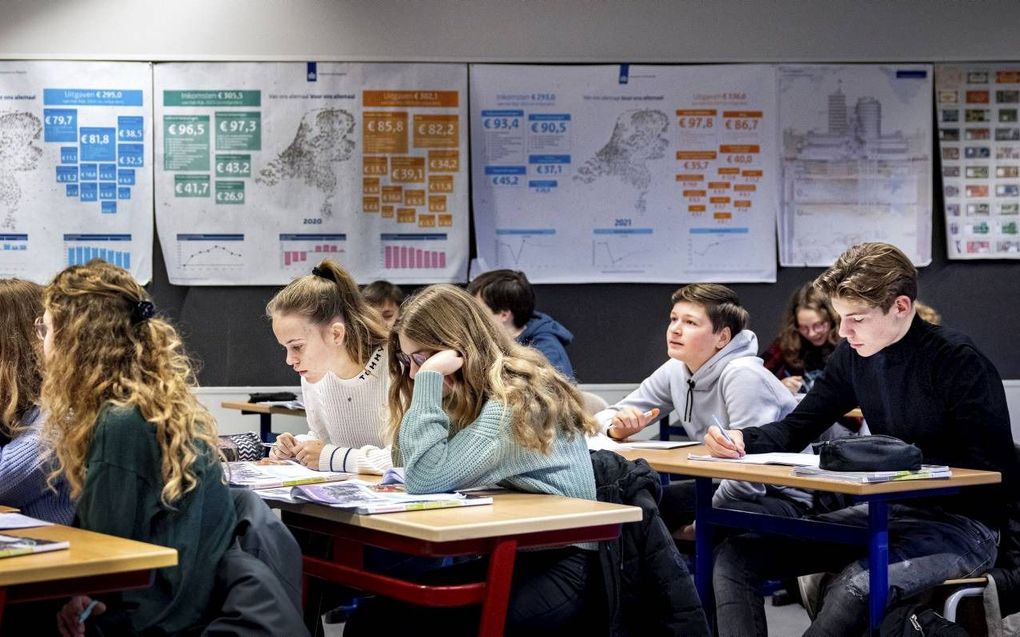 Vanaf maandag openden basis- en middelbare scholen hun deuren na drie weken kerstvakantie. Het hoger onderwijs blijft vooralsnog dicht. Foto: leerlingen van het Fioretti College. beeld ANP, Ramon van Flymen