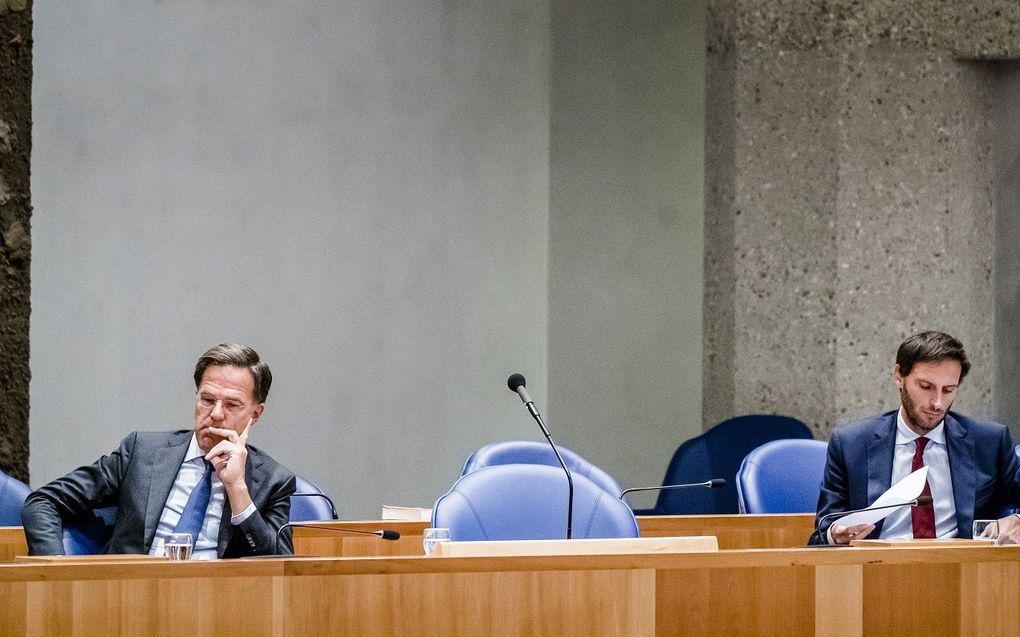 Premier Mark Rutte en Wopke Hoekstra, minister van Buitenlandse Zaken, tijdens het debat over het stikstofbeleid. beeld ANP, Bart Maat