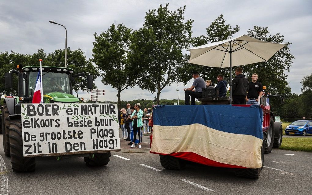 Boeren voeren actie bij de A28 tussen Hoogeveen en Assen. beeld ANP, VINCENT JANNINK