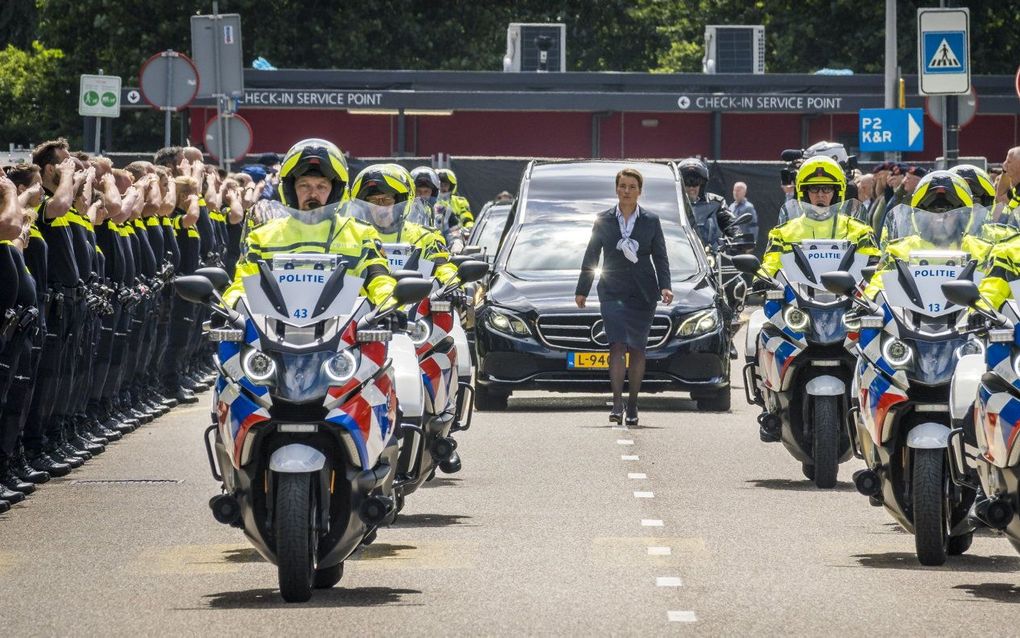 Agenten vormen een erehaag voor hun collega Arno de Korte, die om het leven kwam na een aanrijding door een vrachtwagen in het Waalhavengebied. beeld ANP, LEX VAN LIESHOUT