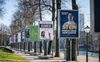 Langs de Hofvijver staan borden met verkiezingsposters voor de gemeenteraadsverkiezingen opgesteld. beeld ANP BART MAAT