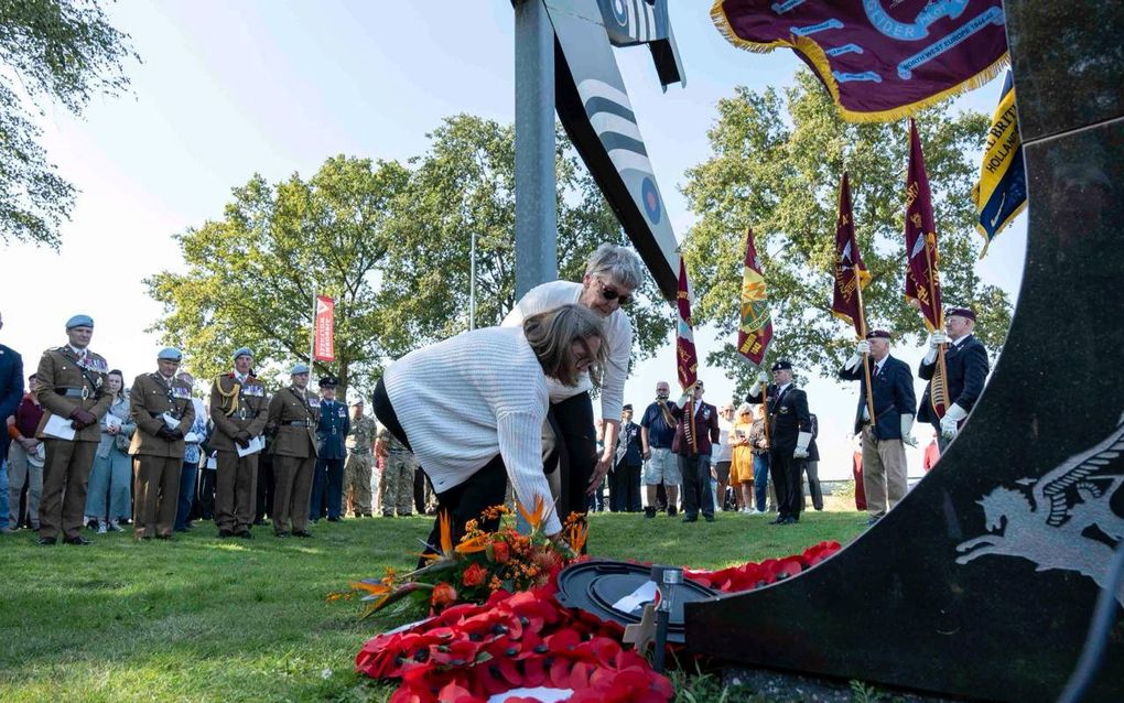 Schoondochter en kleindochter van sergeant Charles W. Winkworth, piloot van een zweefvliegtuig tijdens de Slag om Arnhem in 1944, legden vrijdag een krans bij het gedenkteken voor de zweefvliegers in Wolfheze. beeld Niek Stam