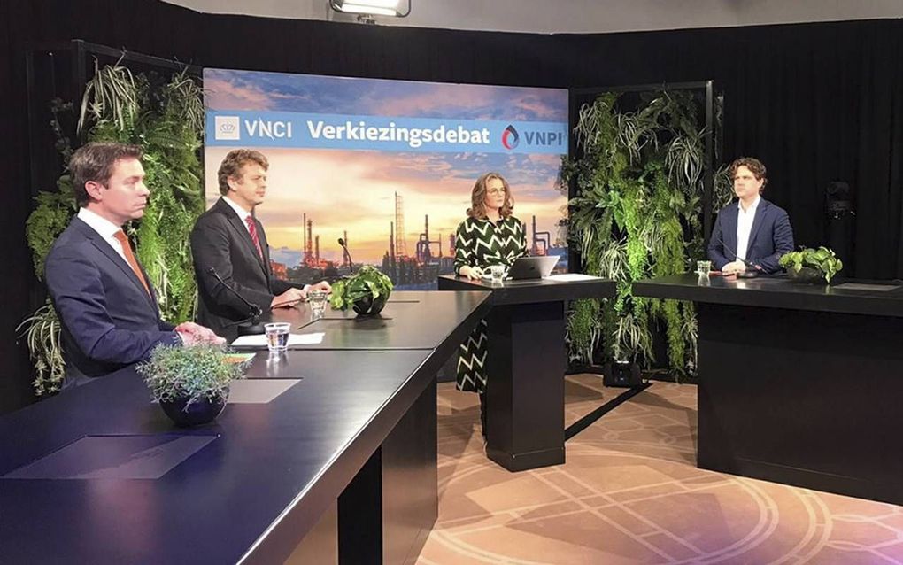 SGP-kamerlid Chris Stoffer (l.) deze week in actie tijdens een verkiezingsdebat over de verduurzaming van de industrie. beeld VNCI