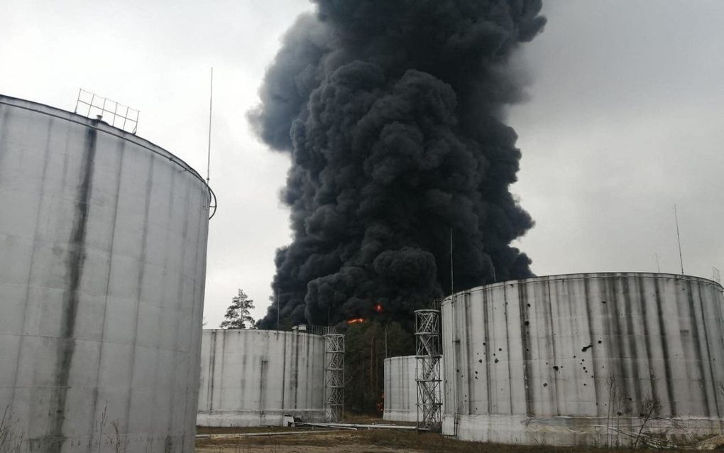 Rook stijgt op uit een oliedepot in Tsjernihiv, Oekraïne. Het depot werd volgens de State Emergency Service of Ukraine (staatsnooddienst) getroffen bij beschietingen.  beeld AFP