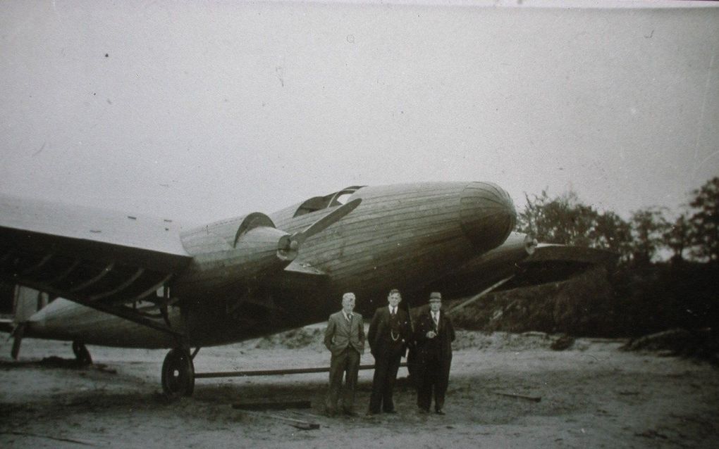 Namaakvliegtuig van hout op het schijnvliegveld in Den Treek. beeld Oud Woudenberg