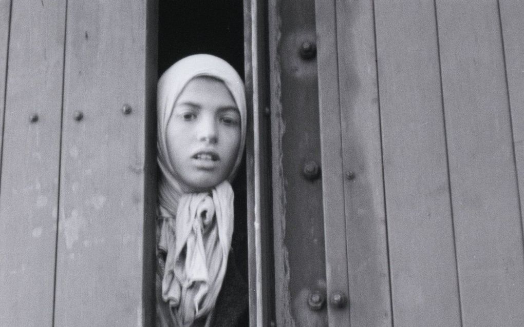 Settela Steinbach (1934-1944) in een goederenwagon toen ze uit Kamp Westerbork werd weggevoerd. De meeste gevangenen vertrokken in een personenrijtuig. beeld Rudolf Breslauer