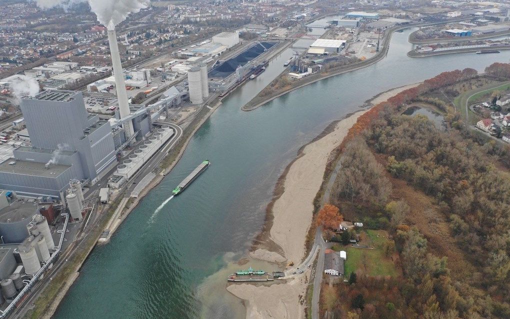 De Novatie ligt kolen te lossen bij het Gross Kraftwerk Mannheim. beeld Gerrit van den Adel