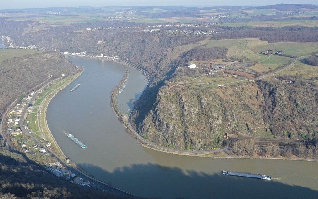 Dronefoto van de Lorelei (midden), een 132 meter hoge rots in een scherpe bocht van de Rijn. beeld Gerrit van den Adel