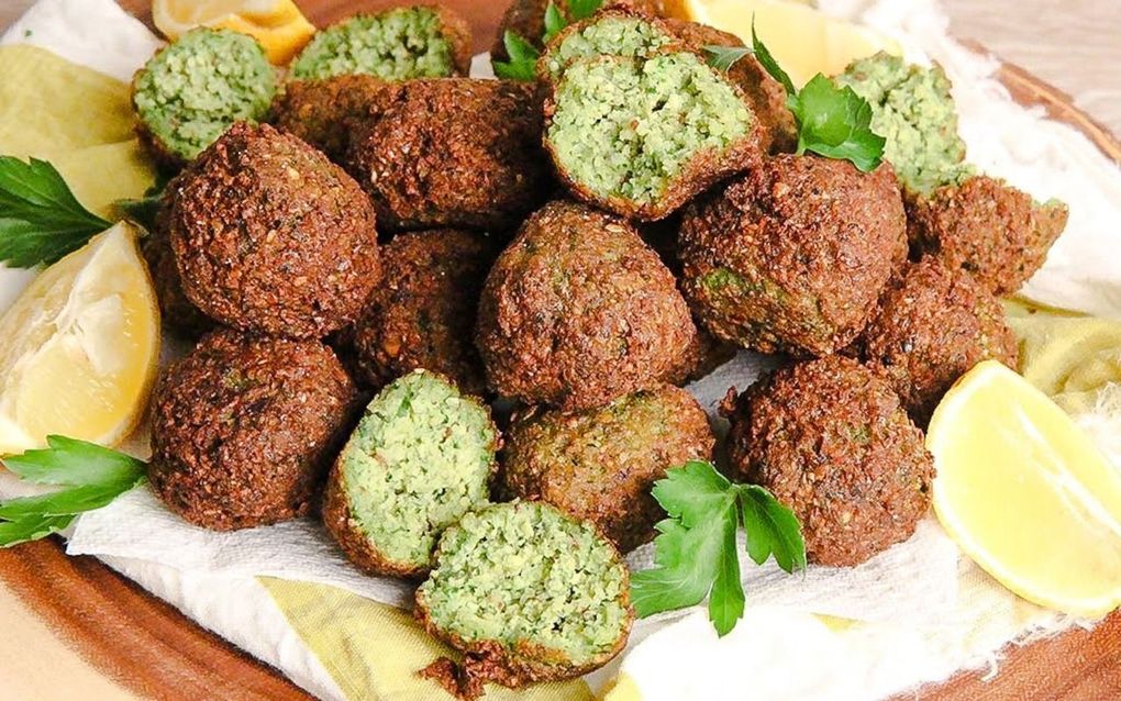 „Falafel zijn een soort gefrituurde bitterballen van kikkererwten.” beeld Today