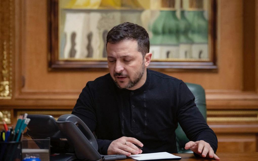 De Oekraïense president Volodymyr Zelensky tijdens een telefoongesprek met de Amerikaanse president Donald Trump. beeld AFP PHOTO / Ukrainian Presidential Press Service 