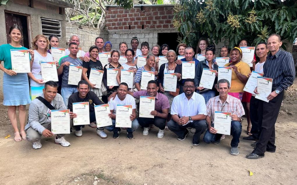 Geslaagde cursisten die de opleiding van NET Foundation volgden, toonden vorige maand in de Cubaanse stad Camagüey hun diploma. Met meer toerusting en kennis kunnen ze aan de slag in hun gemeente. beeld NET Foundation   