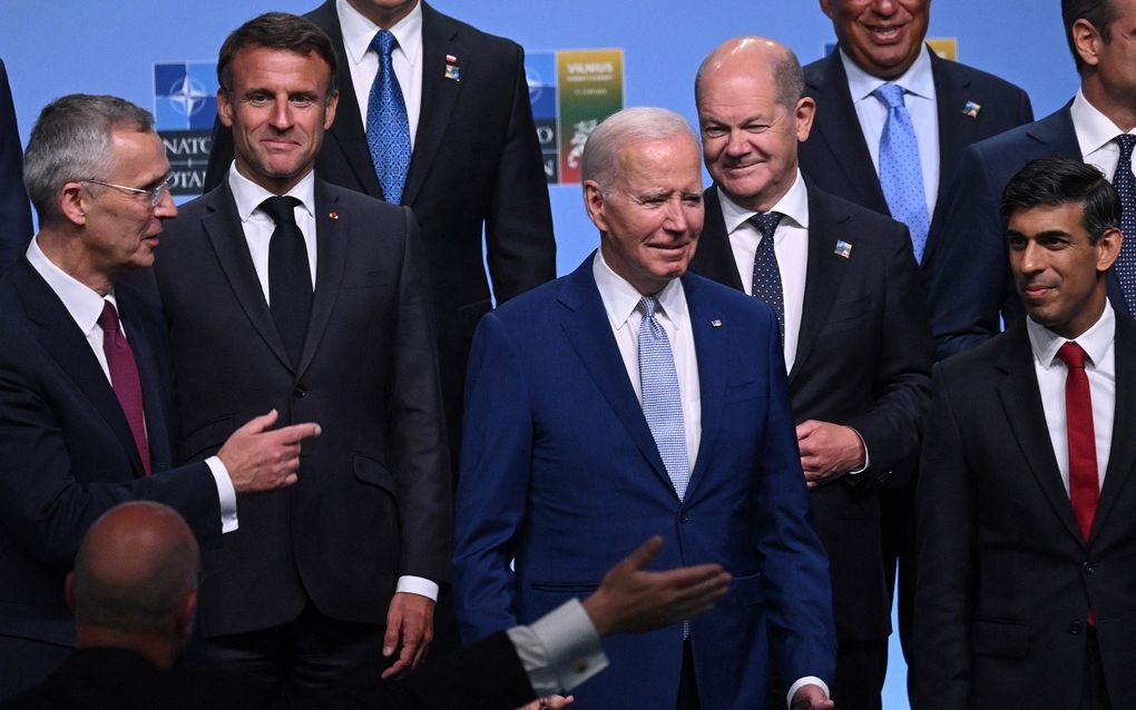 De Amerikaanse president Biden, omringt door NAVO-chef Stoltenberg en bondgenoten Macron, Scholz en Sunak (vlnr). beeld AFP, Andrew Caballero-Reynolds