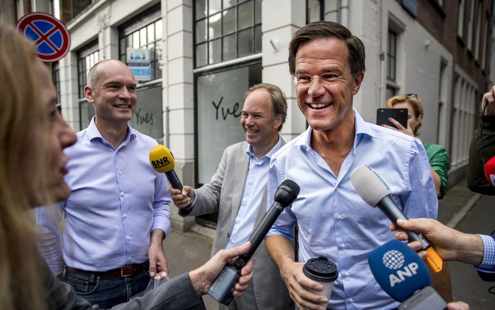 Premier Mark Rutte en CU-leider Gert-Jan Segers komen aan bij het Johan de Witthuis voor het formatieoverleg met informateur Gerrit Zalm over een nieuw te vormen kabinet. beeld ANP