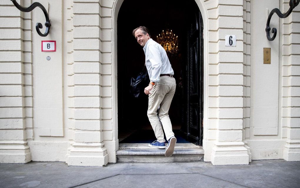 Alexander Pechtold (D66) komt aan bij het Johan de Witthuis voor het formatieoverleg. beeld ANP