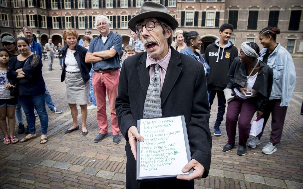 Een eenzame demonstrant op het Binnenhof tijdens de formatiegesprekken tussen VVD, D66, CDA, CU en informateur Gerrit Zalm. beeld ANP