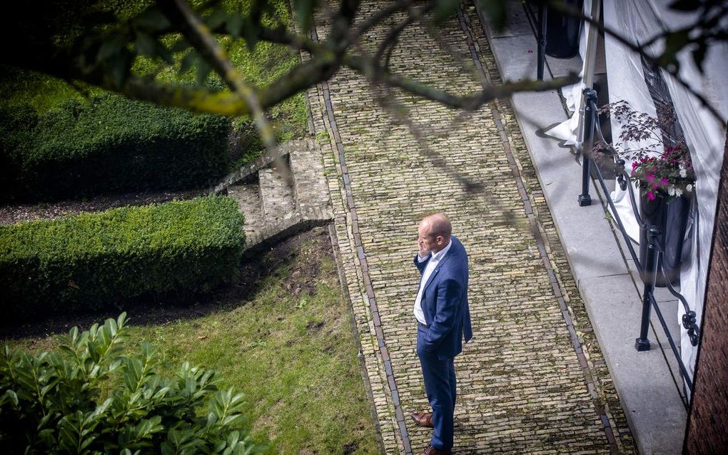 Gert-Jan Segers (ChristenUnie) bellend in de tuin van het Johan de Witthuis tijdens de formatiegesprekken met informateur Gerrit Zalm. beeld ANP