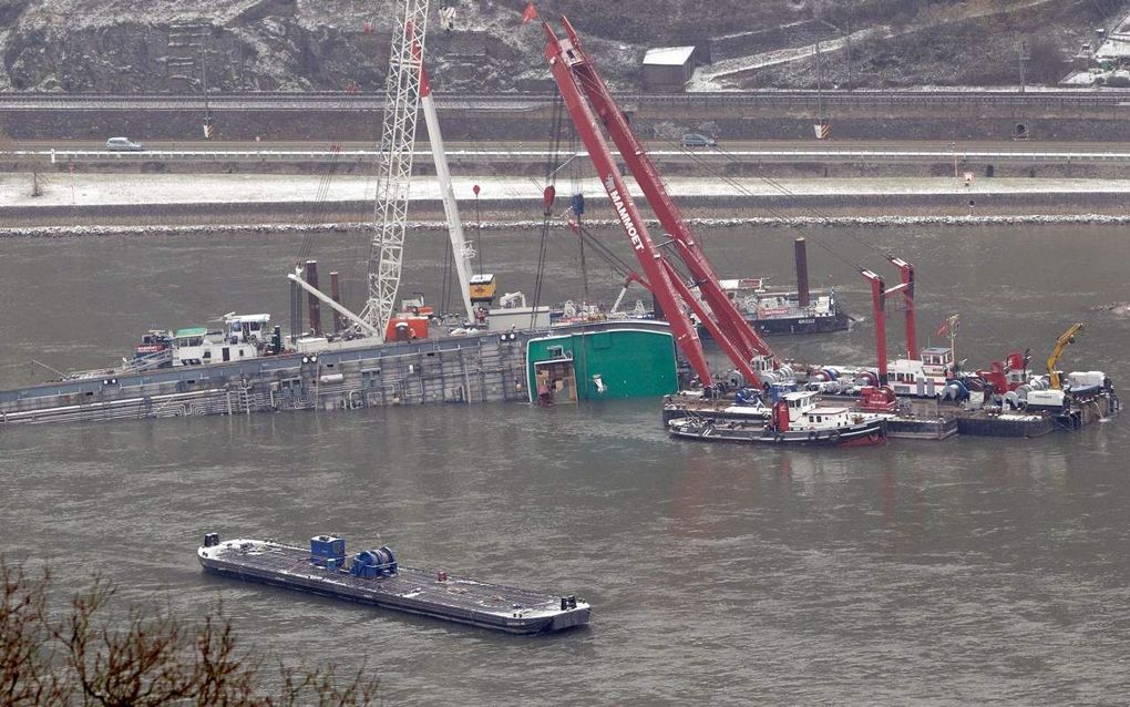 Berging van de omgeslagen tanker. Foto EPA